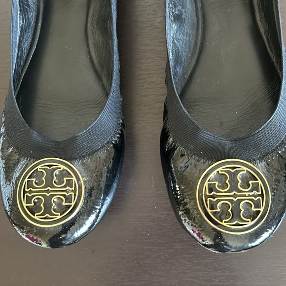 TORY BURCH Patent Caroline Ballet Flats Black Leather Gold Logo Sz 8 - Picture 6 of 9